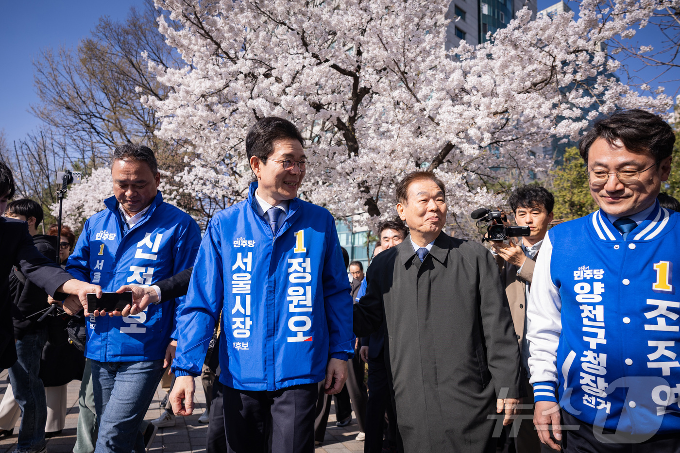 (서울=뉴스1) = 정원오 더불어민주당 서울시장 예비후보가 2일 서울 양천구 파리공원에서 시민들과 거리인사를 하고 있다. (정원오 캠프 제공. 재판매 및 DB 금지) 2026.4. …