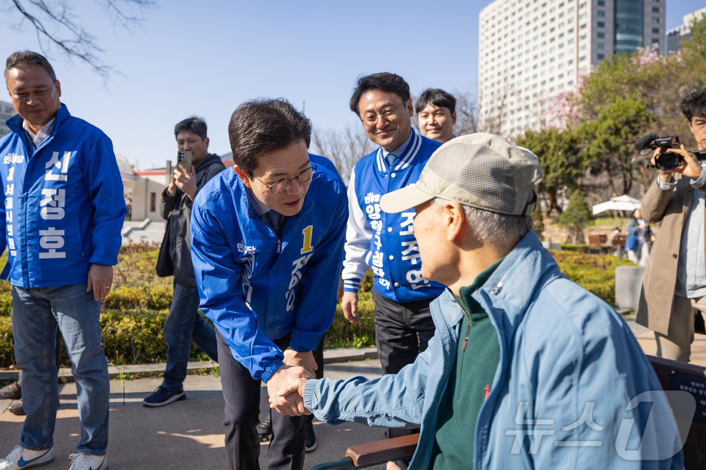 (서울=뉴스1) = 정원오 더불어민주당 서울시장 예비후보가 2일 서울 양천구 파리공원에서 시민들과 거리인사를 하고 있다. (정원오 캠프 제공. 재판매 및 DB 금지) 2026.4. …
