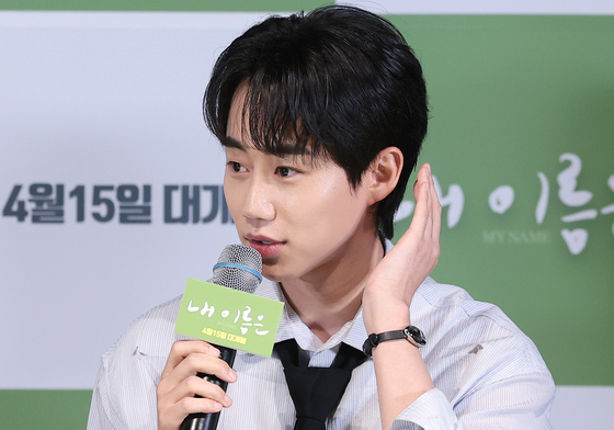 취재진 질문에 답하는 박지빈