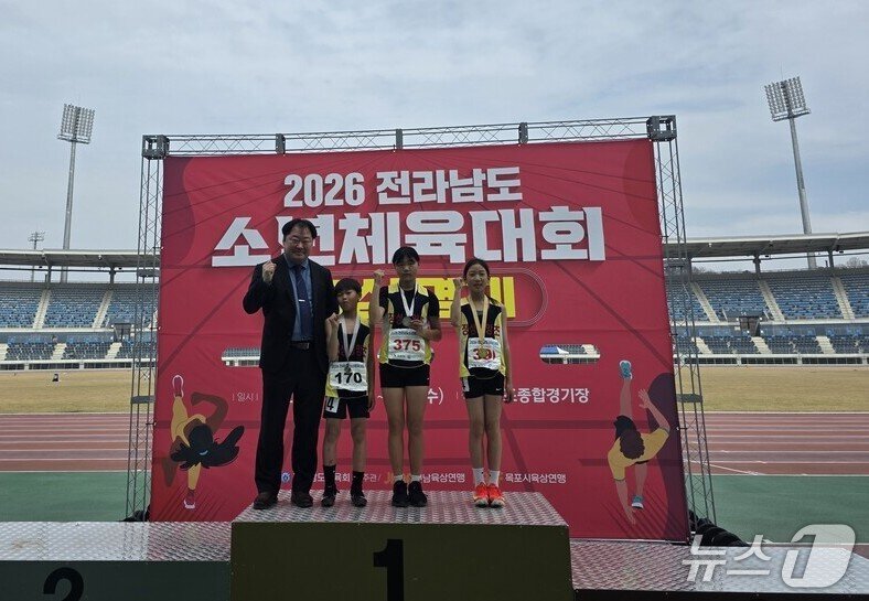 본문 이미지 -  '제55회 전국소년체육대회 육상 전남도 대표 선발전'에서 수상한 학생들이 기념사진을 찍고 있다.(전남교육청 제공, 재판매 및 DB금지)/뉴스1  