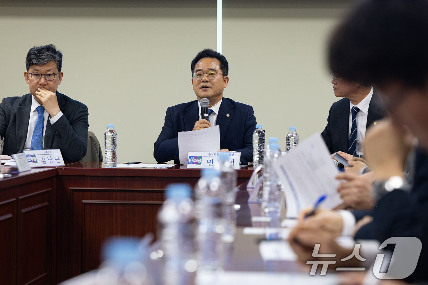 (서울=뉴스1) 유승관 기자 = 민병덕 더불어민주당 을지로위원장이 2일 서울 여의도 국회 의원회관에서 열린 석유화학 원재료 가격급등 대응 및 상생협력을 위한 플라스틱 업계 사회적대 …