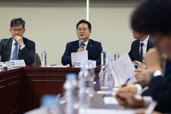 모두 발언하는 민병덕 민주당 을지로위원장