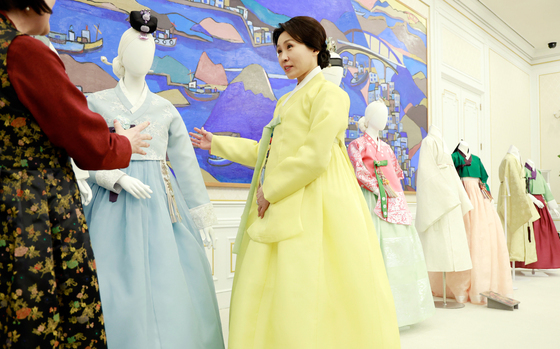 전시 한복 설명 듣는 김혜경 여사