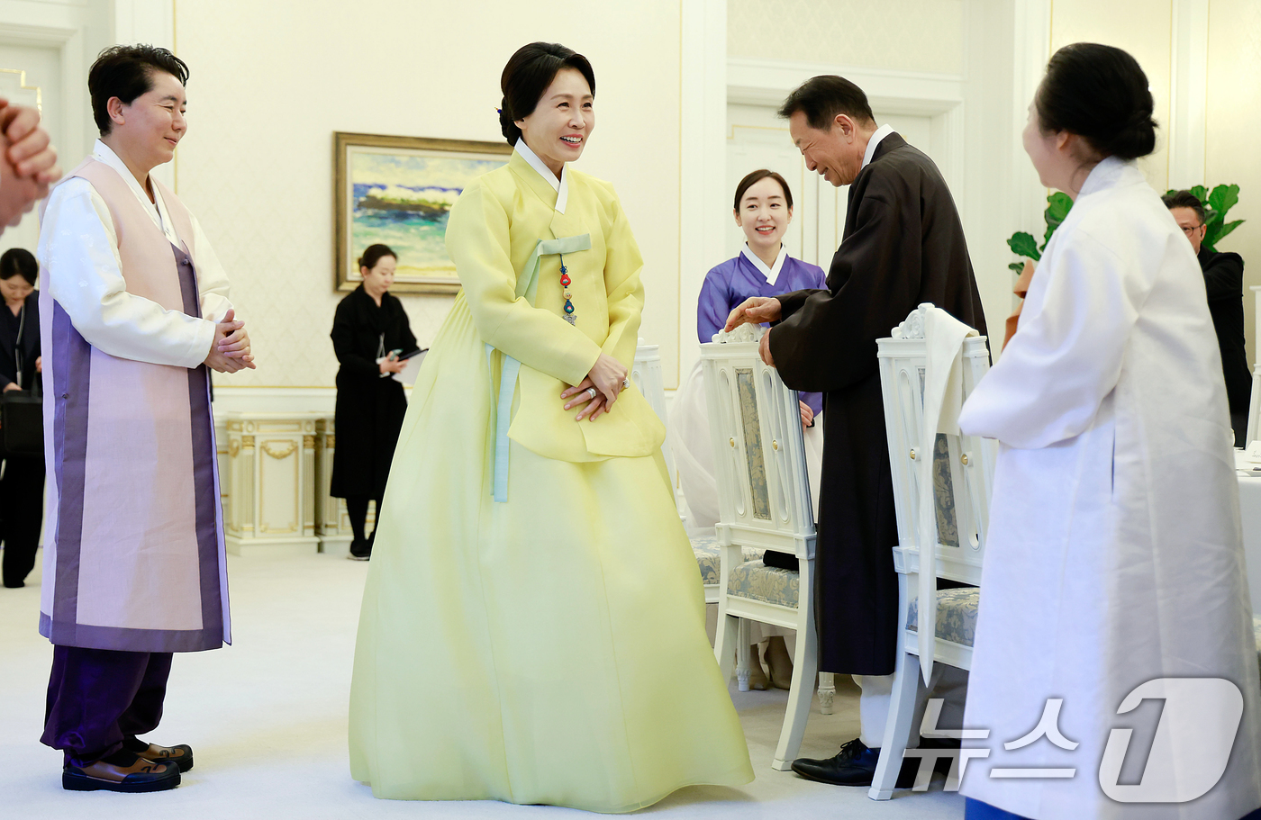 (서울=뉴스1) 이재명 기자 = 김혜경 여사가 2일 청와대에서 열린 한복생활 유네스코 등재추진단 차담회에서 참석자들과 인사를 나누고 있다. (청와대통신사진기자단) 2026.4.2/ …