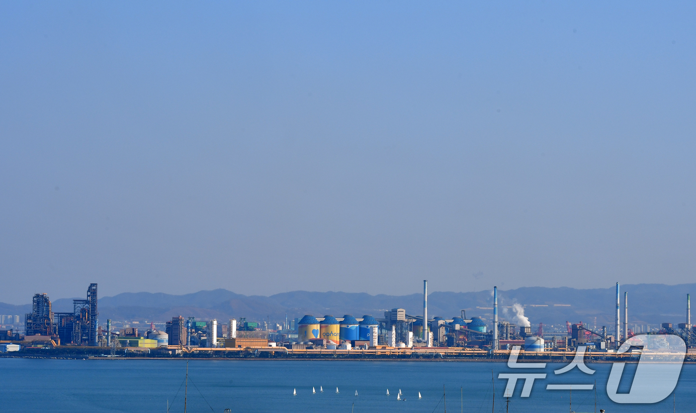 (포항=뉴스1) 최창호 기자 = 2일 오후 포스코 포항제철소 상공 위로 푸른 봄 하늘이 펼쳐지고 있다.  2026.4.2/뉴스1