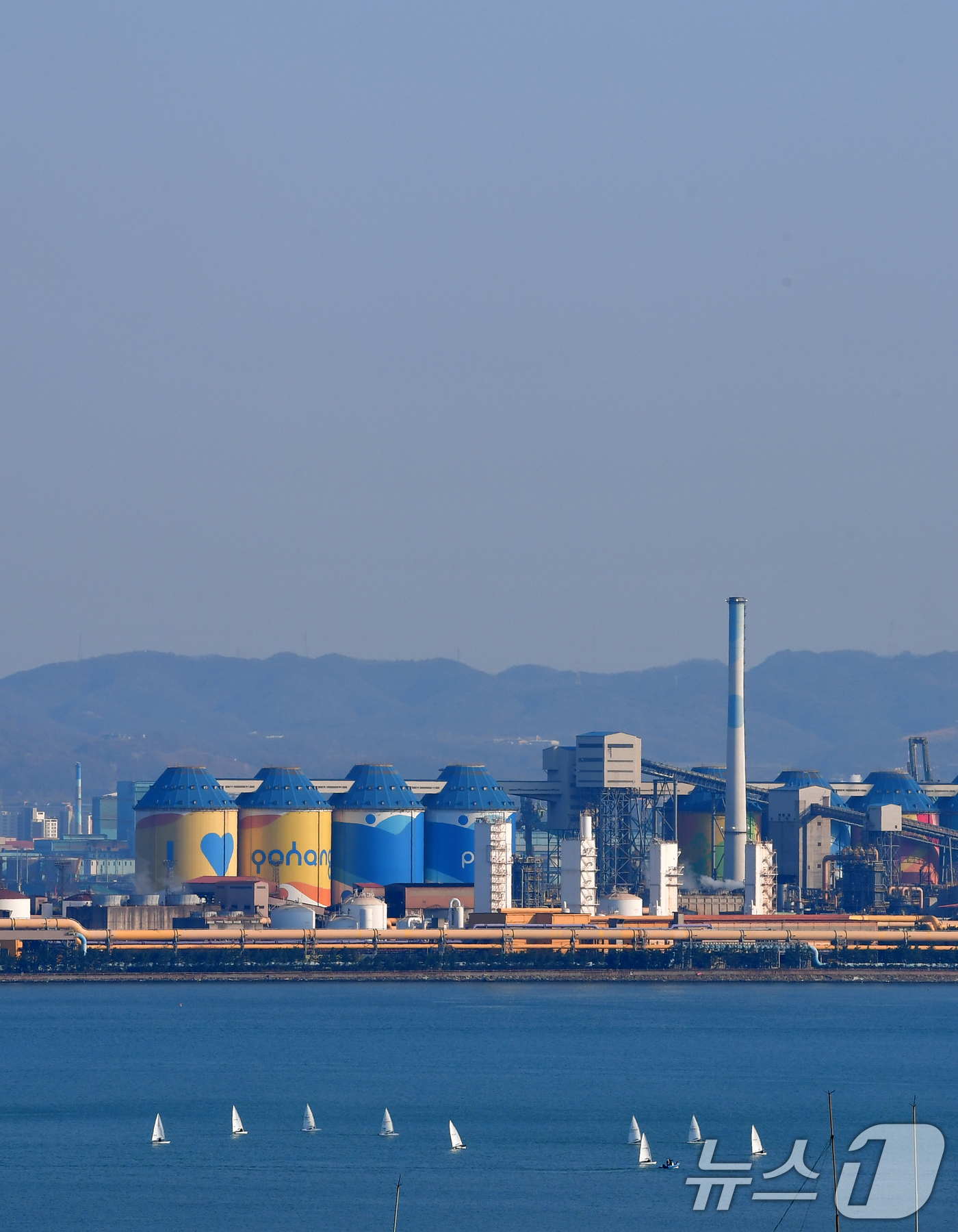(포항=뉴스1) 최창호 기자 = 2일 오후 포스코 포항제철소 상공 위로 푸른 봄 하늘이 펼쳐지고 있다. 2026.4.2/뉴스1