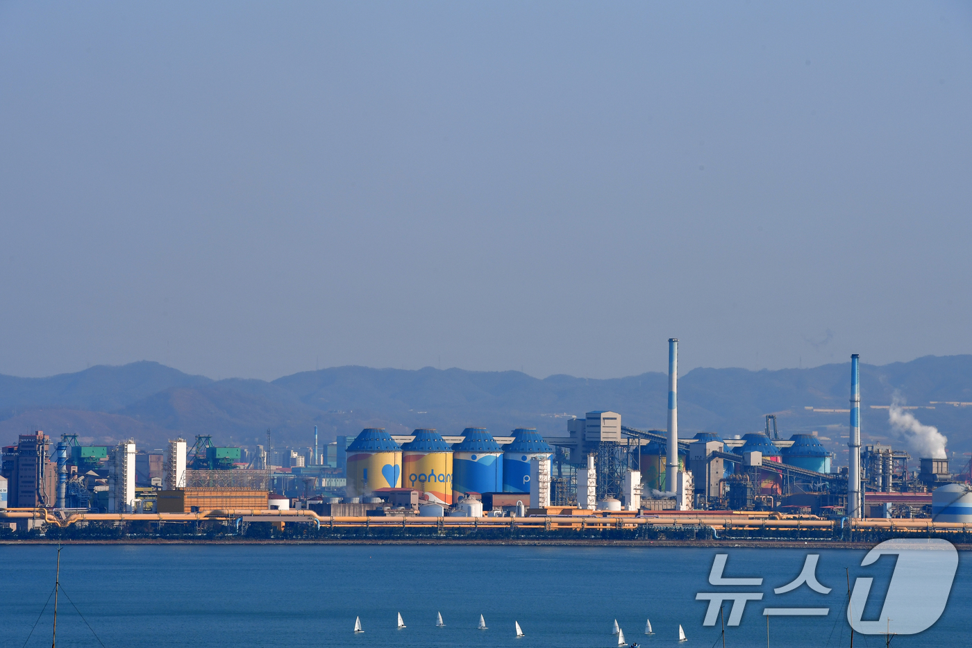 (포항=뉴스1) 최창호 기자 = 2일 오후 포스코 포항제철소 상공 위로 푸른 봄 하늘이 펼쳐지고 있다. 2026.4.2/뉴스1