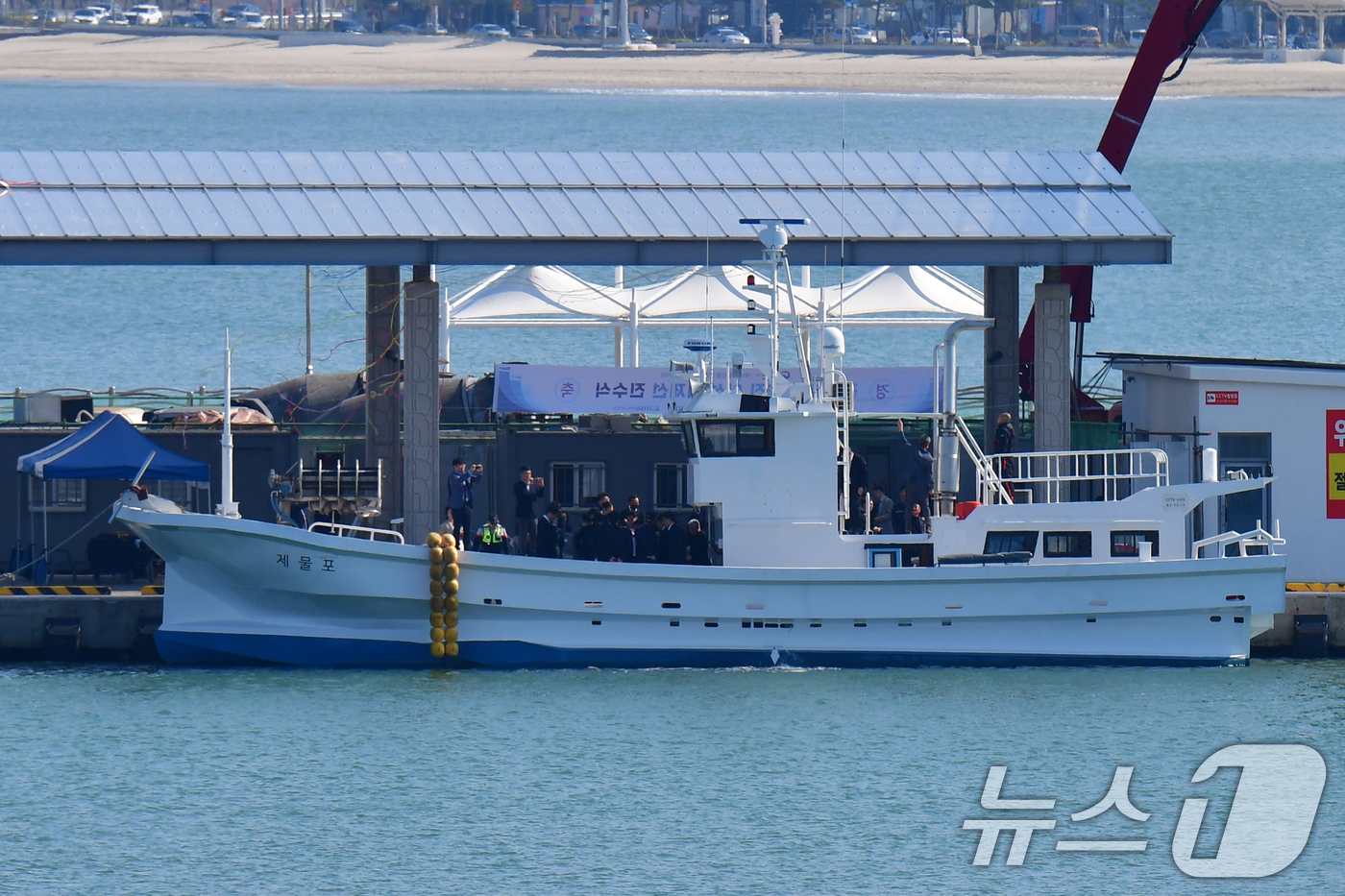 (포항=뉴스1) 최창호 기자 = 2일 오후 경북 포항시 북구 포항수협 부두에서 전기복합추진 어선(시제선) 진수식이 열리고 있다. 전기복합추진 어선은 길이 20.95m, 총톤수 9. …