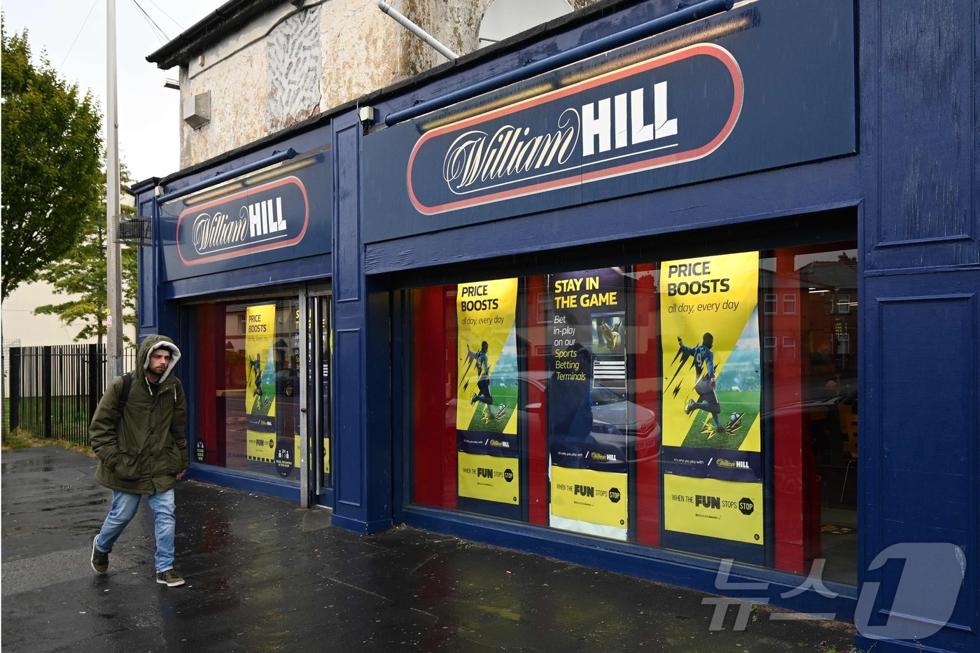 (버컨헤드 AFP=뉴스1) 이창규 기자 = 2020년 9월 30일 영국 북서부 버컨헤드에서 한 남성이 윌리엄 힐 카지노 매장 앞을 지나가고 있다. 2020.9.30./뉴스1ⓒ AF …