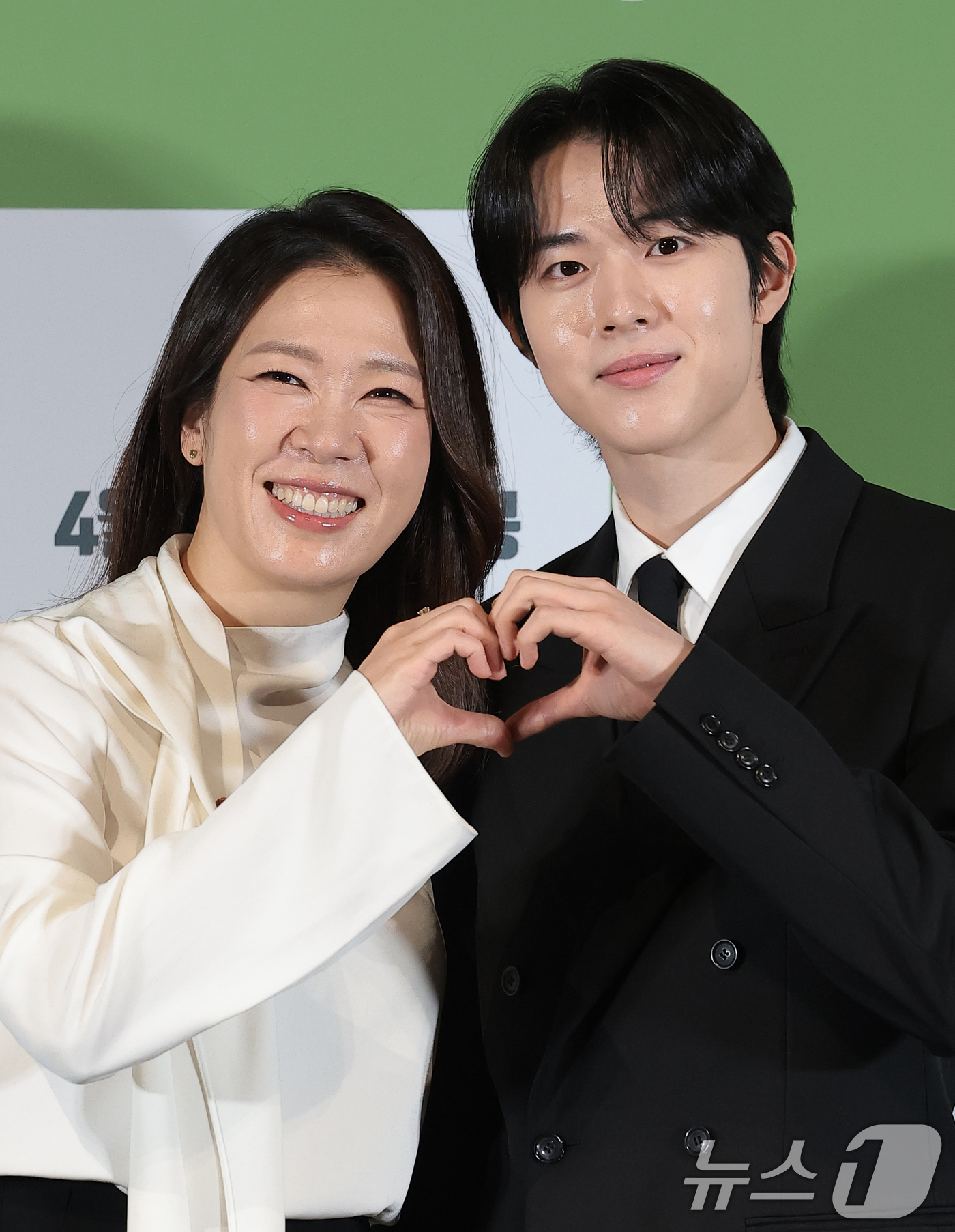 (서울=뉴스1) 권현진 기자 = 배우 염혜란과 신우빈(오른쪽)이 2일 서울 용산구 CGV용산아이파크몰에서 열린 영화 '내 이름은'(감독 정지영) 언론시사회 및 기자간담회에서 포즈를 …