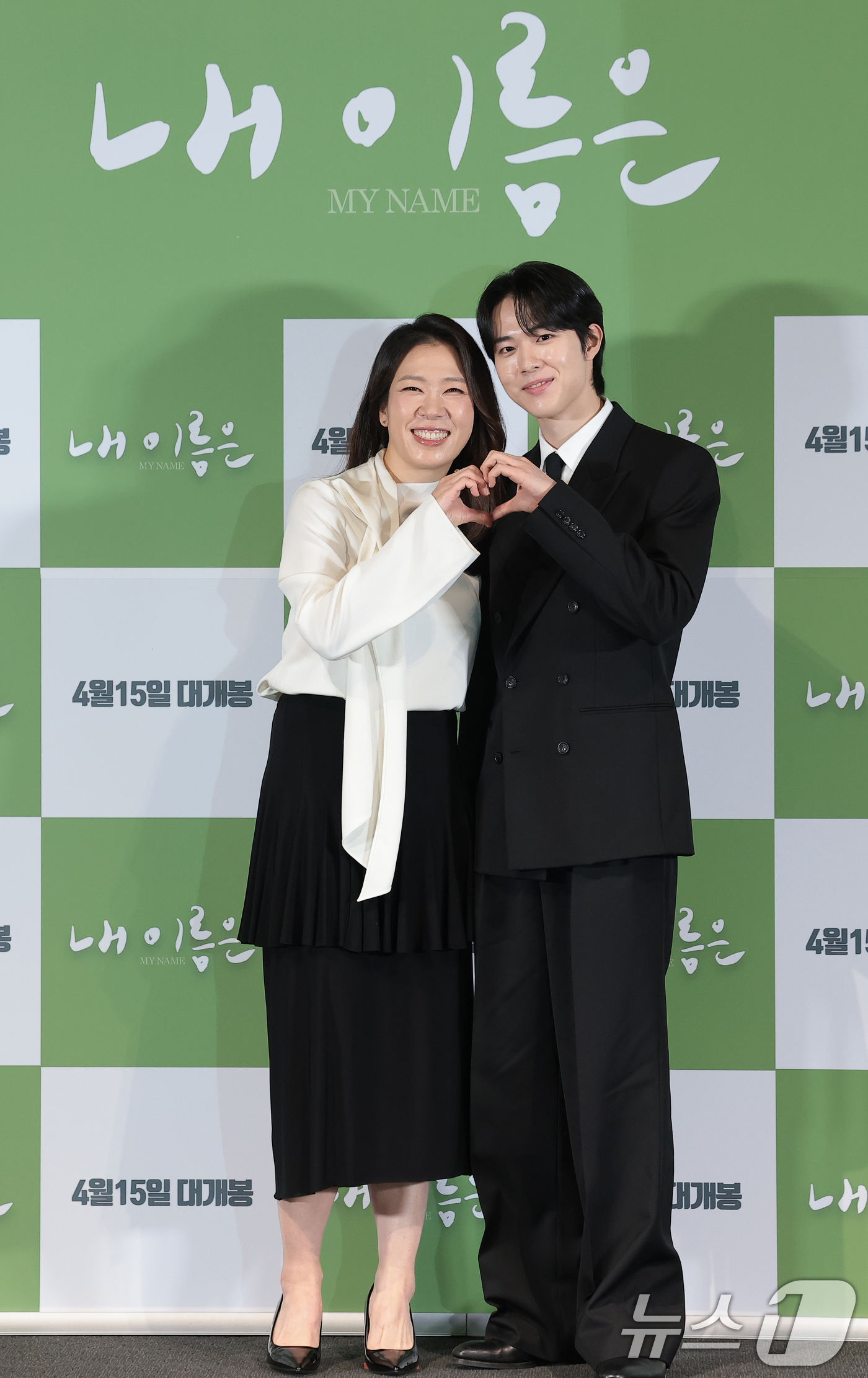 (서울=뉴스1) 권현진 기자 = 배우 염혜란과 신우빈(오른쪽)이 2일 서울 용산구 CGV용산아이파크몰에서 열린 영화 '내 이름은'(감독 정지영) 언론시사회 및 기자간담회에서 포즈를 …