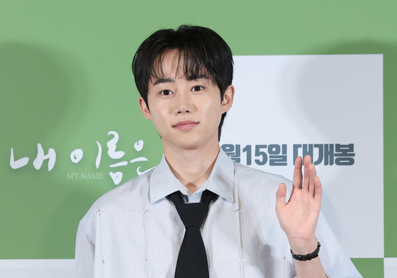 박지빈, 빛나는 손 인사