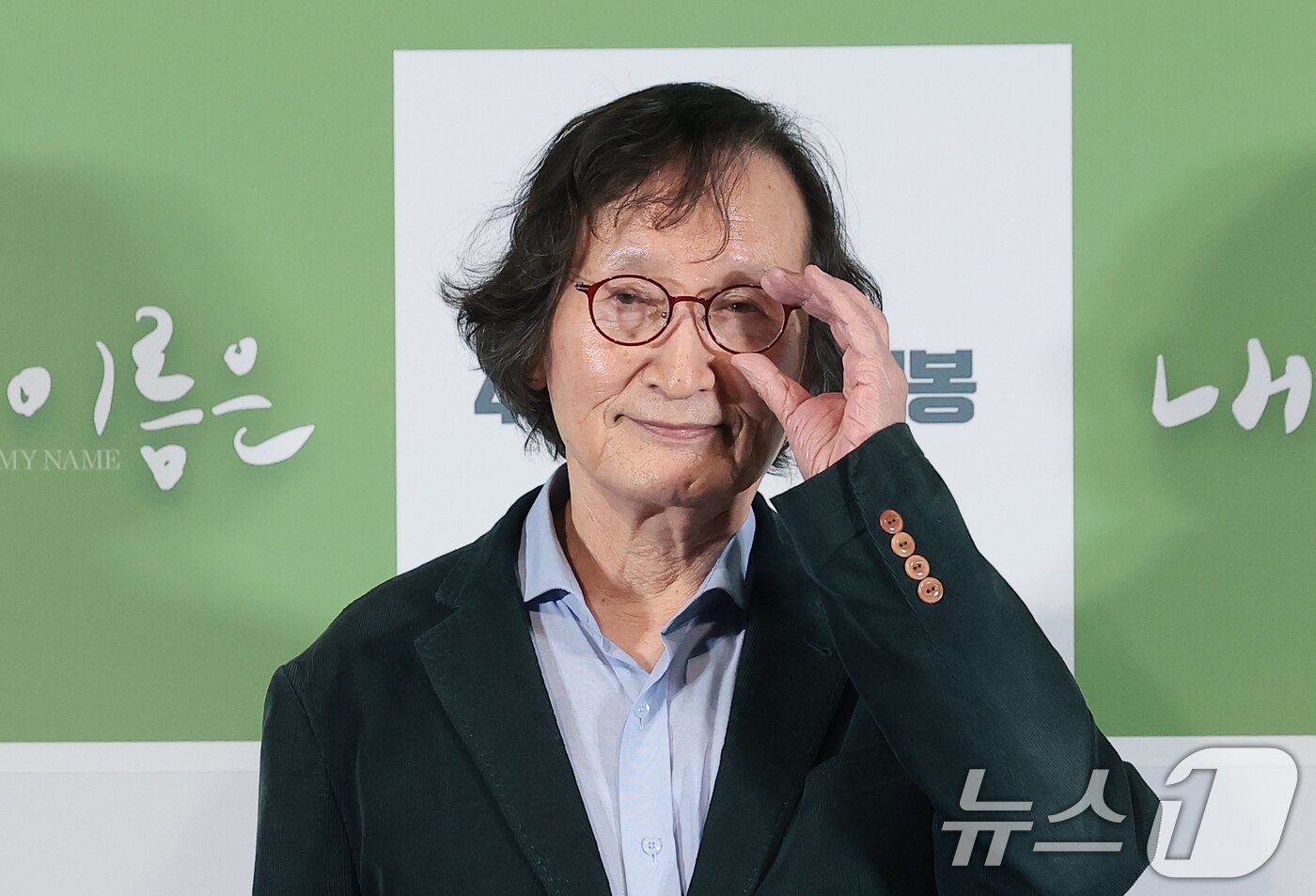 본문 이미지 - 정지영 감독이 2일 서울 용산구 CGV용산아이파크몰에서 열린 영화 '내 이름은' 언론시사회 및 기자간담회에서 포즈를 취하고 있다. '내 이름은'은 촌스러운 자신의 이름을 지우고 싶은 18세 소년 영옥(신우빈 분)과 까맣게 잊힌 1949년 제주의 아픈 기억을 되찾으려는 어머니 정순(염혜란 분)의 숨 막히는 궤적을 쫓는 작품이다. 2026.4.2 ⓒ 뉴스1 권현진 기자