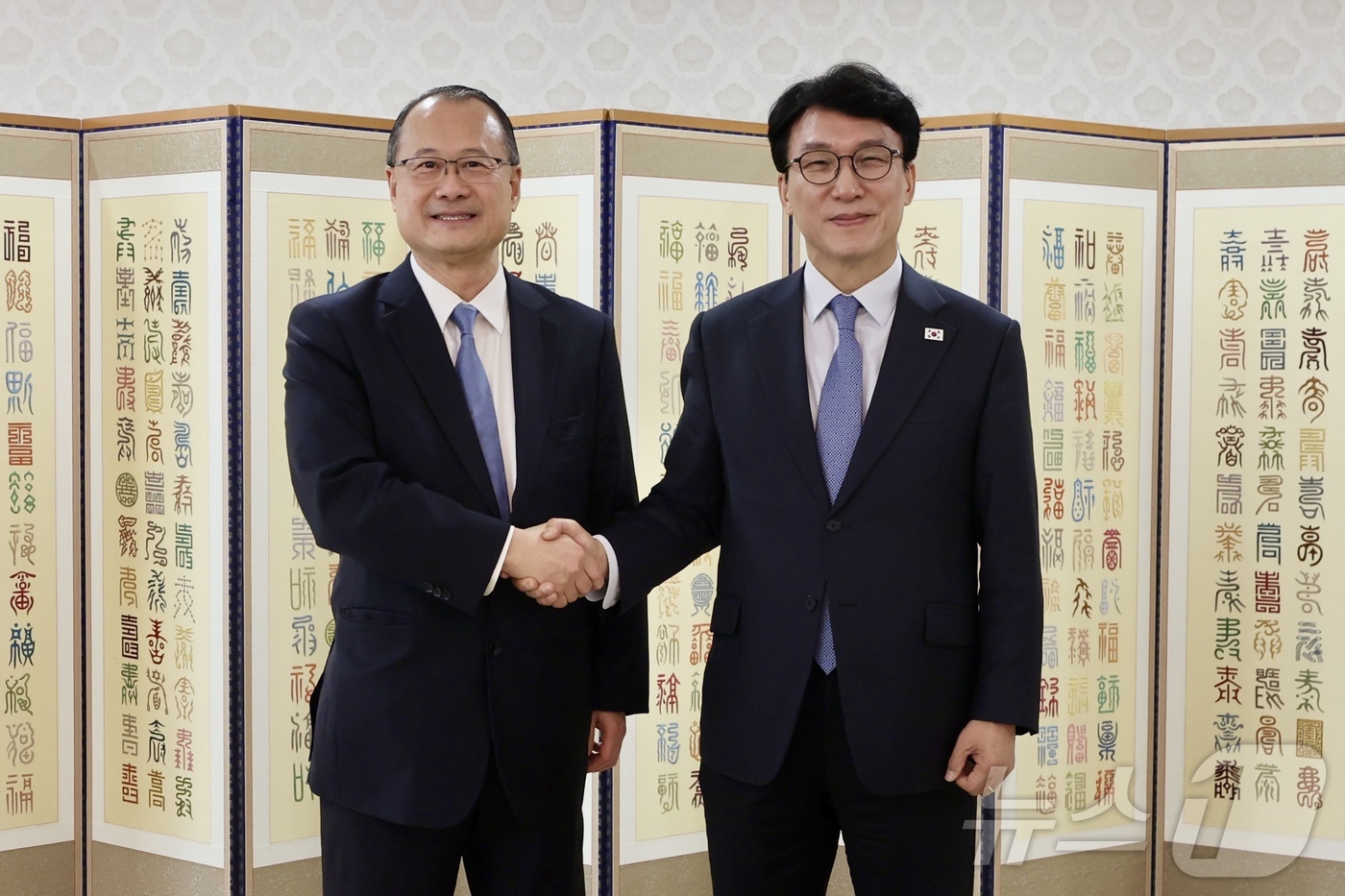 (서울=뉴스1) = 김민석 국무총리가 2일 오전 정부서울청사에서 조나단 초이(Jonathan Choi) 홍콩 중화총상회장을 접견하고 있다. (총리실 제공. 재판매 및 DB 금지) …