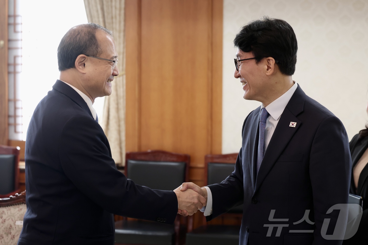 (서울=뉴스1) = 김민석 국무총리가 2일 오전 정부서울청사에서 조나단 초이(Jonathan Choi) 홍콩 중화총상회장을 접견하고 있다. (총리실 제공. 재판매 및 DB 금지) …