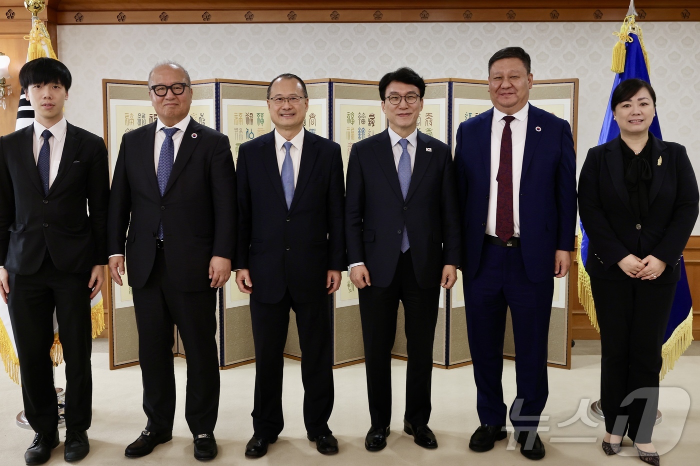 (서울=뉴스1) = 김민석 국무총리가 2일 오전 정부서울청사에서 조나단 초이(Jonathan Choi) 홍콩 중화총상회장을 접견하고 있다. (총리실 제공. 재판매 및 DB 금지) …