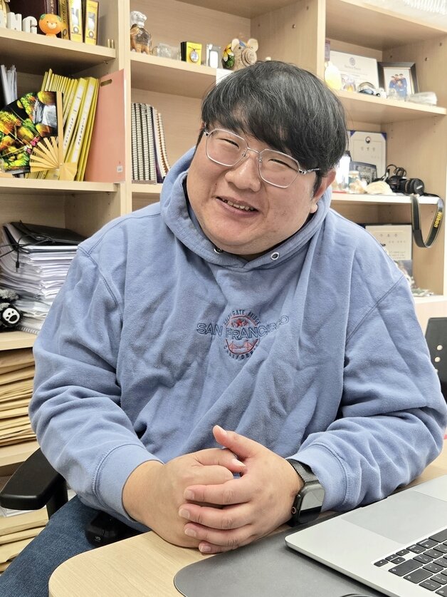 본문 이미지 - 벚꽃 사진 찍기 수업 과제로 화제인 충북대학교 공과대학 공업화학과 강동우 교수.2026.4.3 ⓒ 뉴스1