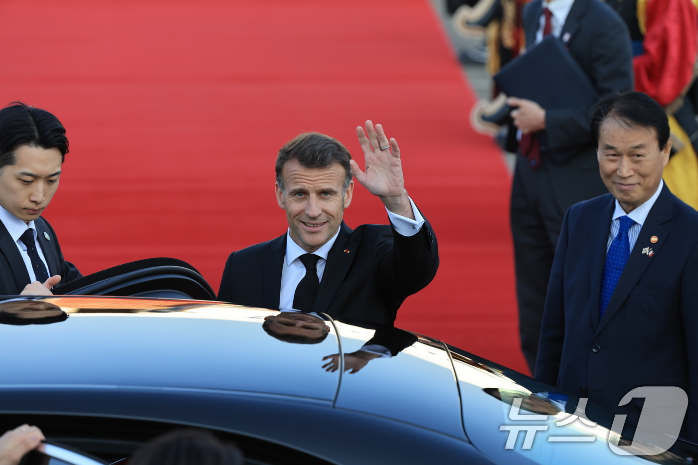 (성남=뉴스1) 이호윤 기자 = 에마뉘엘 마크롱 프랑스 대통령이 2일 경기 성남시 서울공항을 통해 방한하고 있다.마크롱 대통령은 오는 3일 이재명 대통령과 정상회담, 국빈 오찬 등 …