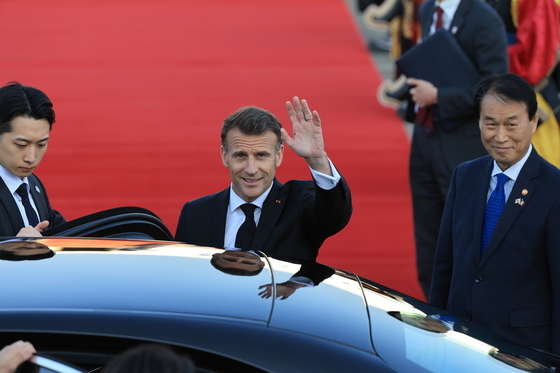 손흔드는 마크롱 대통령, 취임 후 첫 방한
