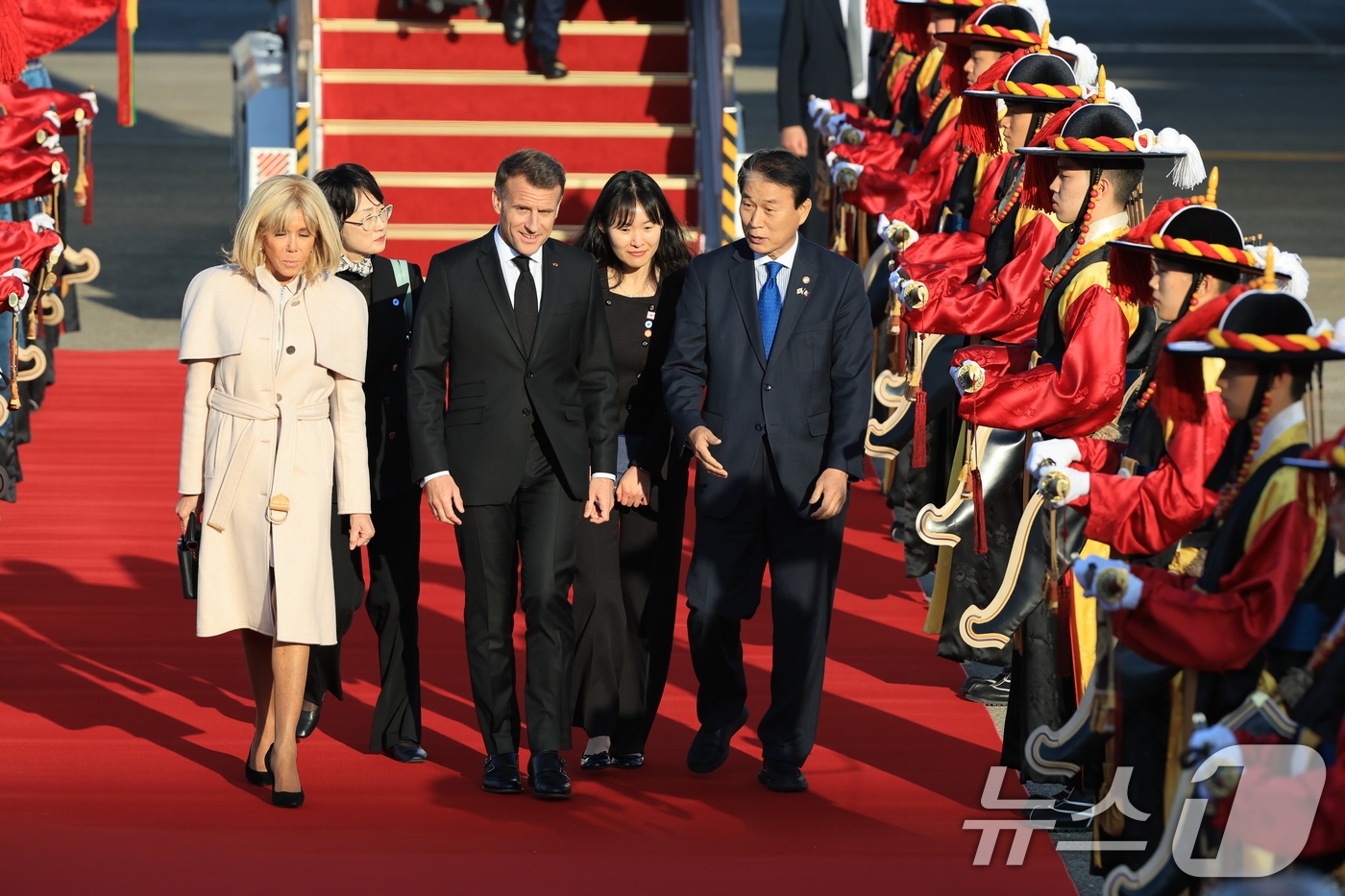 (성남=뉴스1) 이호윤 기자 = 에마뉘엘 마크롱 프랑스 대통령과 브리지트 마크롱 여사가 2일 경기 성남시 서울공항을 통해 방한하고 있다.마크롱 대통령은 오는 3일 이재명 대통령과 …