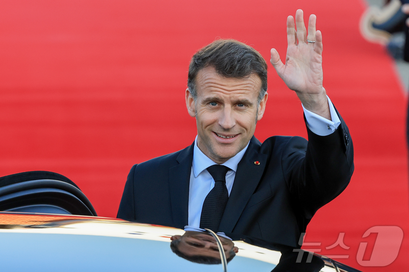 (성남=뉴스1) 이호윤 기자 = 에마뉘엘 마크롱 프랑스 대통령이 2일 경기 성남시 서울공항을 통해 방한, 손을 흔들고 있다.마크롱 대통령은 오는 3일 이재명 대통령과 정상회담, 국 …