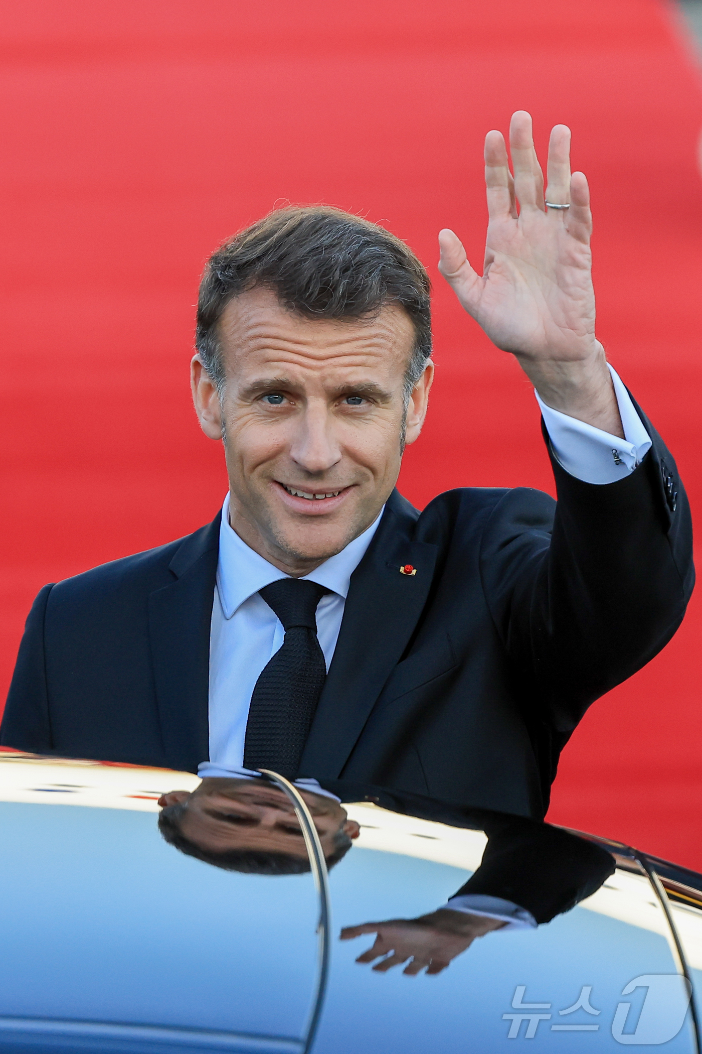 (성남=뉴스1) 이호윤 기자 = 에마뉘엘 마크롱 프랑스 대통령이 2일 경기 성남시 서울공항을 통해 방한, 손을 흔들고 있다.마크롱 대통령은 오는 3일 이재명 대통령과 정상회담, 국 …