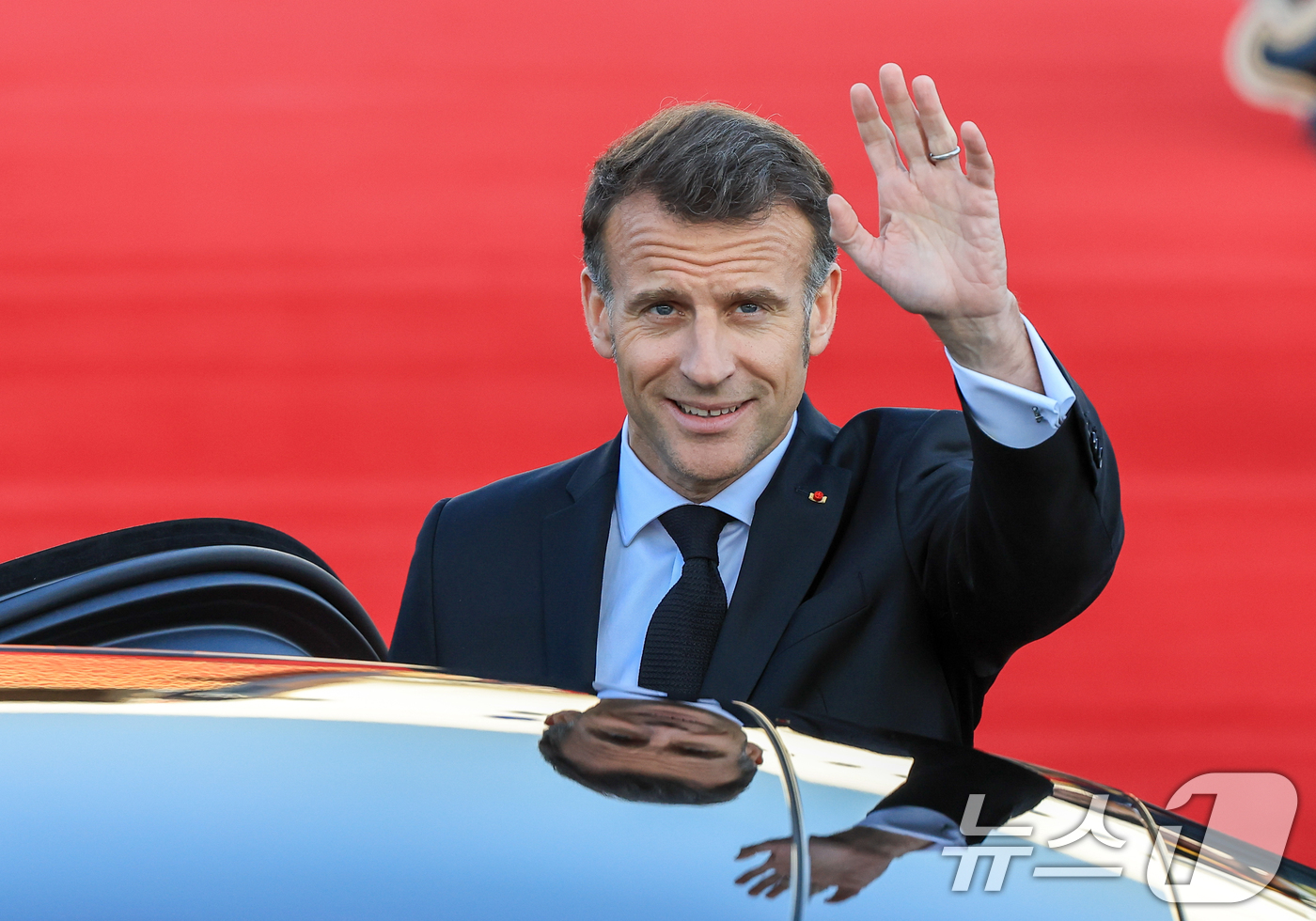 (성남=뉴스1) 이호윤 기자 = 에마뉘엘 마크롱 프랑스 대통령이 2일 경기 성남시 서울공항을 통해 방한, 손을 흔들고 있다.마크롱 대통령은 오는 3일 이재명 대통령과 정상회담, 국 …