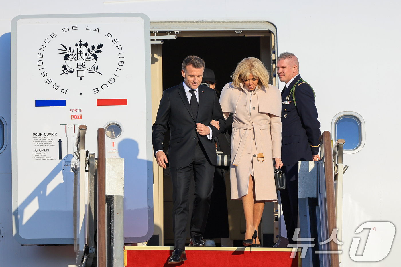(성남=뉴스1) 이호윤 기자 = 에마뉘엘 마크롱 프랑스 대통령과 브리지트 마크롱 여사가 2일 경기 성남시 서울공항을 통해 방한, 전용기에서 내리고 있다.마크롱 대통령은 오는 3일 …