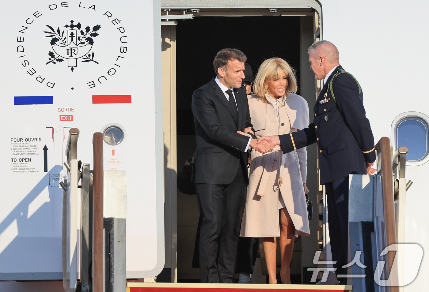 (성남=뉴스1) 이호윤 기자 = 에마뉘엘 마크롱 프랑스 대통령과 브리지트 마크롱 여사가 2일 경기 성남시 서울공항을 통해 방한, 전용기에서 내리고 있다.마크롱 대통령은 오는 3일 …