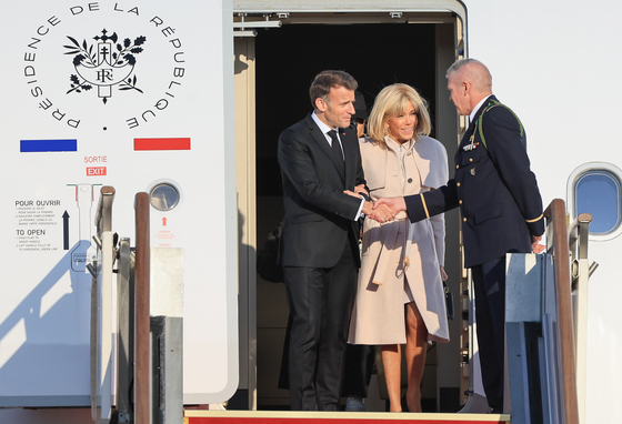 이재명 대통령과 정상회담 앞둔 마크롱 대통령, 韓 도착