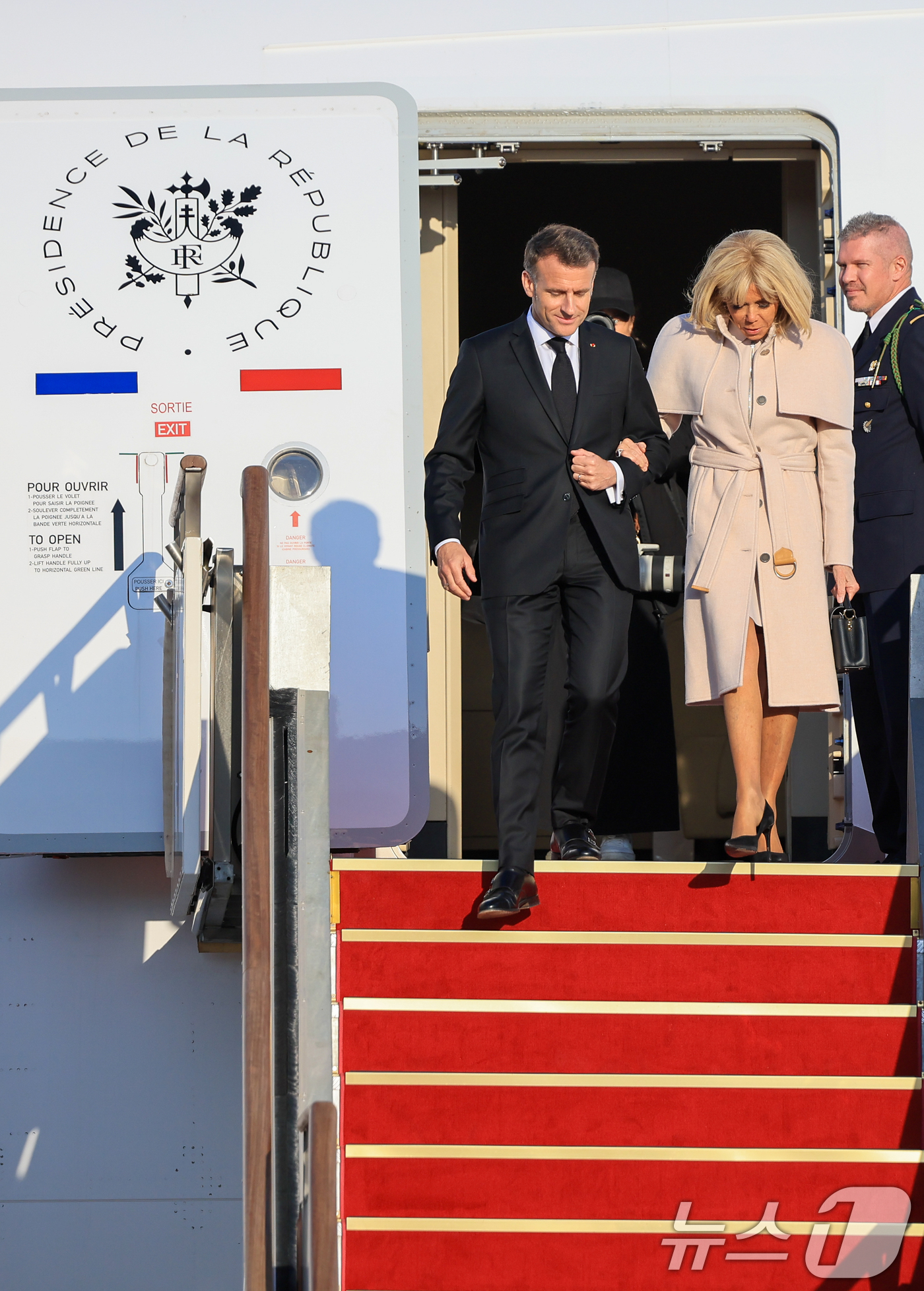 (성남=뉴스1) 이호윤 기자 = 에마뉘엘 마크롱 프랑스 대통령과 브리지트 마크롱 여사가 2일 경기 성남시 서울공항을 통해 방한, 전용기에서 내리고 있다.마크롱 대통령은 오는 3일 …