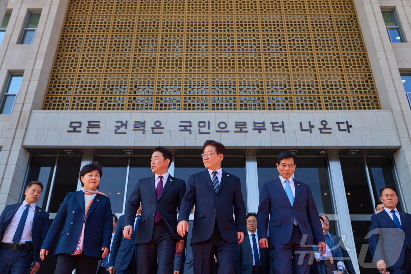 (서울=뉴스1) 허경 기자 = 이재명 대통령이 2일 서울 여의도 국회에서 중동 사태 대응을 위한 추가경정예산(추경)안에 대한 시정연설을 마친 뒤 국회를 나서고 있다. (청와대 제공 …