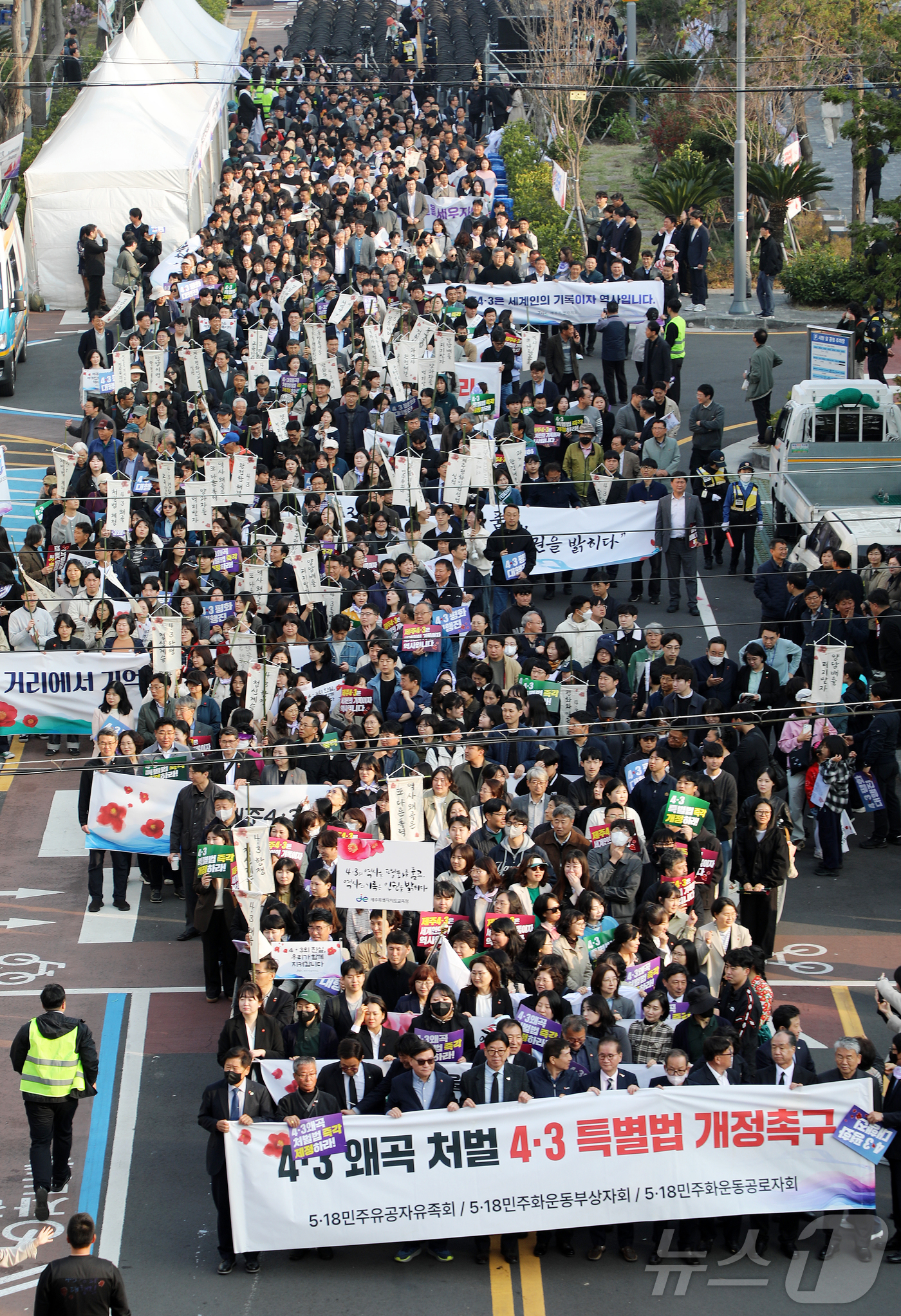 (제주=뉴스1) 오미란 기자 = 4·3 희생자 추념일을 하루 앞둔 2일 오후 제주시청 앞에서 '4·3 평화 대행진'이 펼쳐지고 있다. 2026.4.2/뉴스1