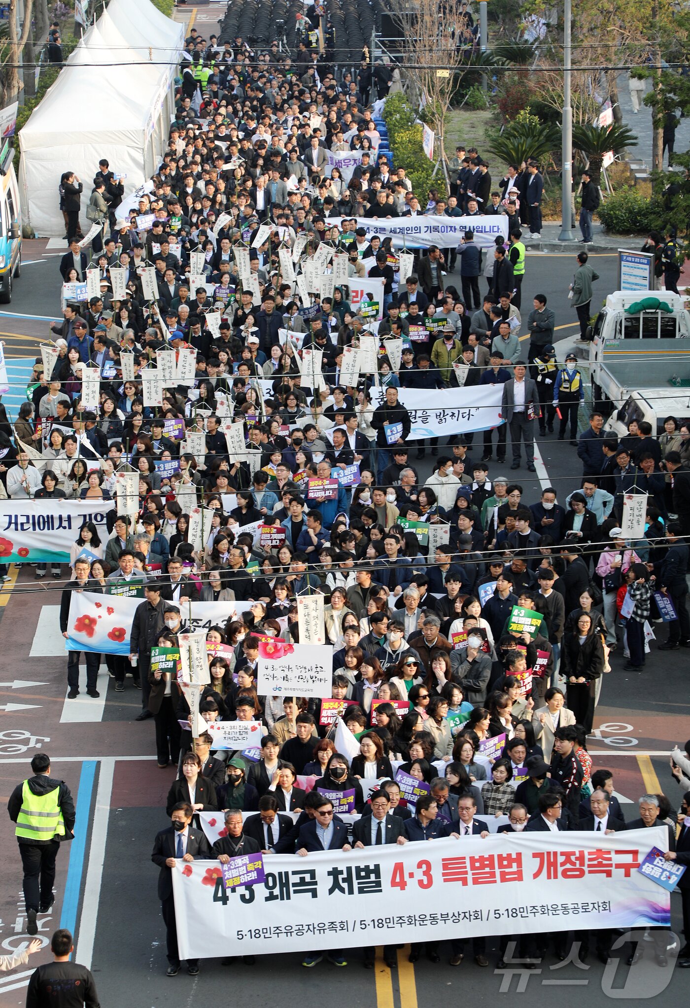 본문 이미지 - 4·3 희생자 추념일을 하루 앞둔 2일 오후 제주시청 앞에서 '4·3 평화 대행진'이 펼쳐지고 있다. 2026.4.2 ⓒ 뉴스1 오미란 기자