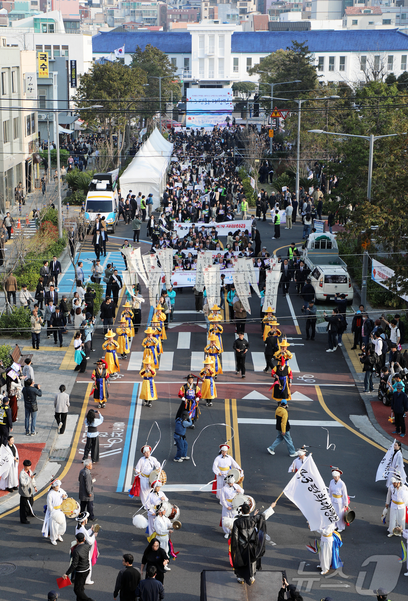(제주=뉴스1) 오미란 기자 = 4·3 희생자 추념일을 하루 앞둔 2일 오후 제주시청 앞에서 '4·3 평화 대행진'이 펼쳐지고 있다. 2026.4.2/뉴스1