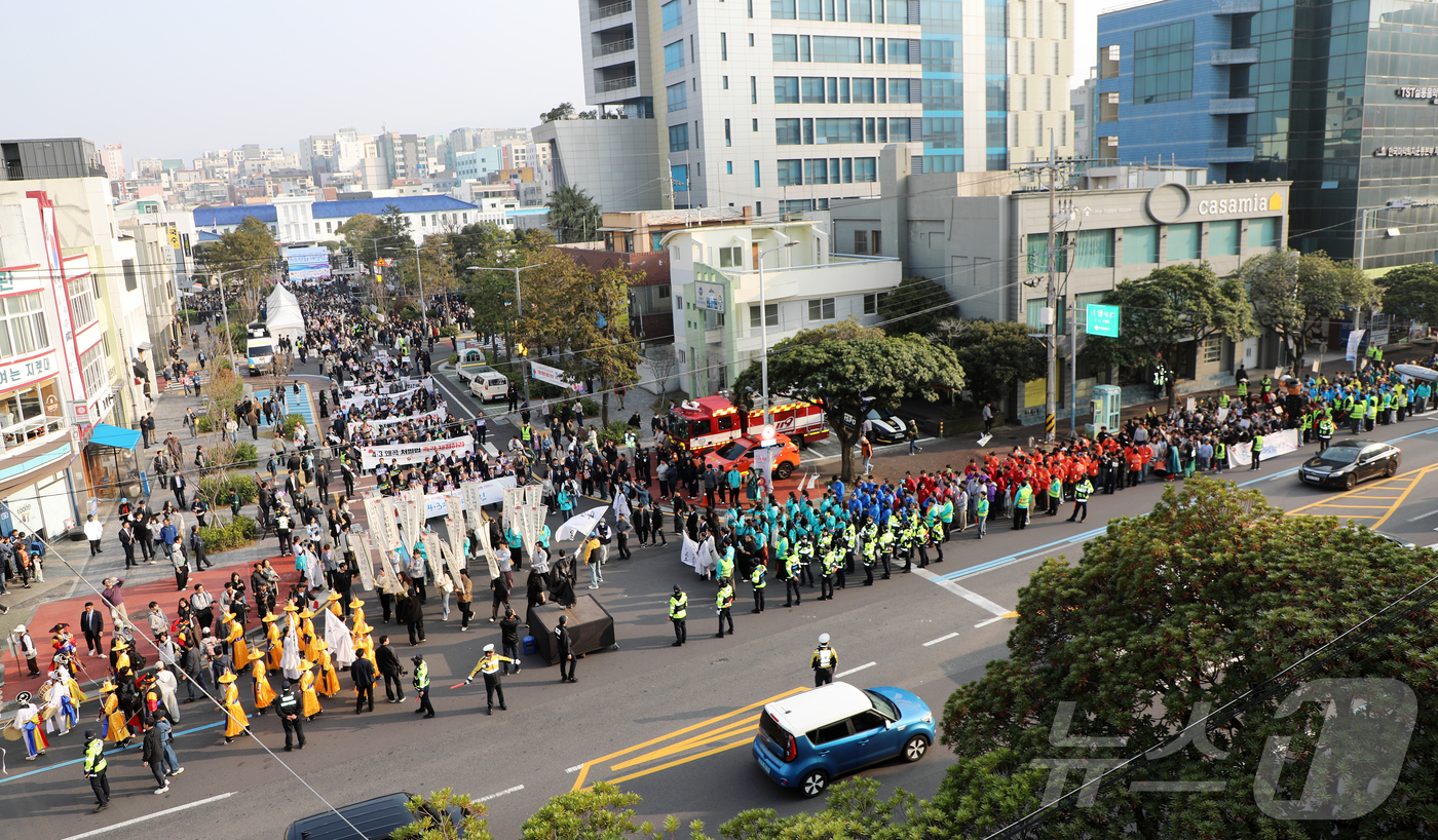 (제주=뉴스1) 오미란 기자 = 4·3 희생자 추념일을 하루 앞둔 2일 오후 제주시청 앞에서 '4·3 평화 대행진'이 펼쳐지고 있다. 2026.4.2/뉴스1