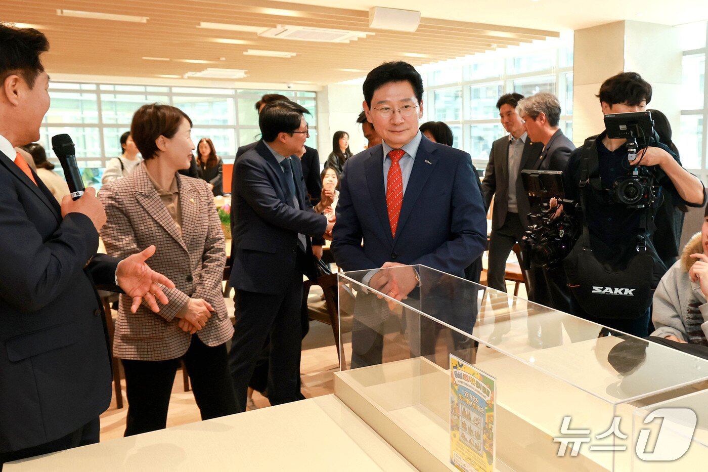 본문 이미지 - 이상일 시장이 2일 동백미르휴먼센터 개관식에서 시설을 살펴보고 있다.(용인시 제공)