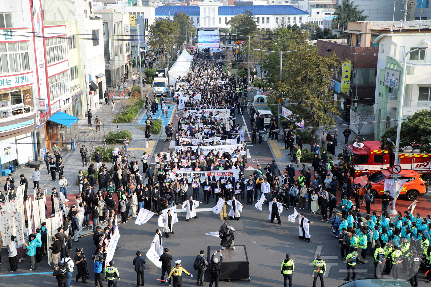 (제주=뉴스1) 오미란 기자 = 4·3 희생자 추념일을 하루 앞둔 2일 오후 제주시청 앞에서 '4·3 평화 대행진'이 펼쳐지고 있다. 2026.4.2/뉴스1