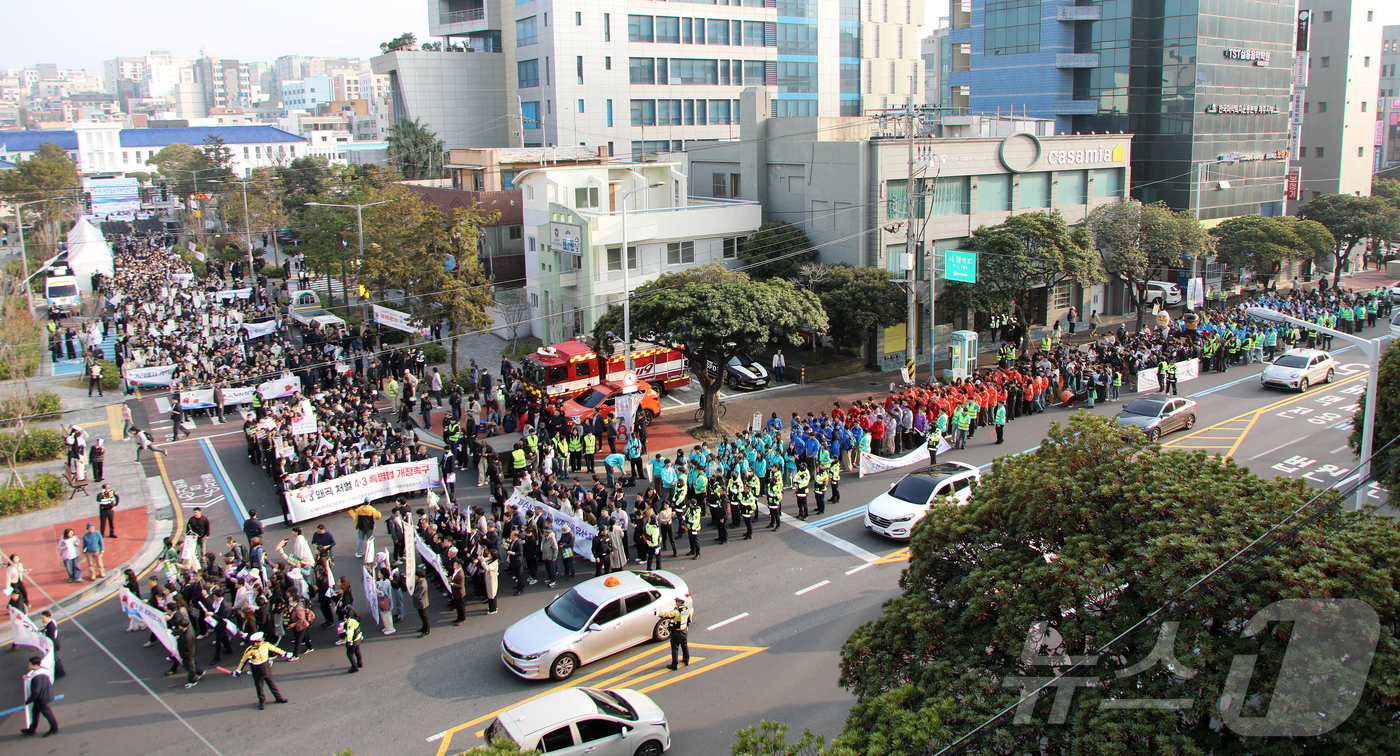 (제주=뉴스1) 오미란 기자 = 4·3 희생자 추념일을 하루 앞둔 2일 오후 제주시청 앞에서 '4·3 평화 대행진'이 펼쳐지고 있다. 2026.4.2/뉴스1