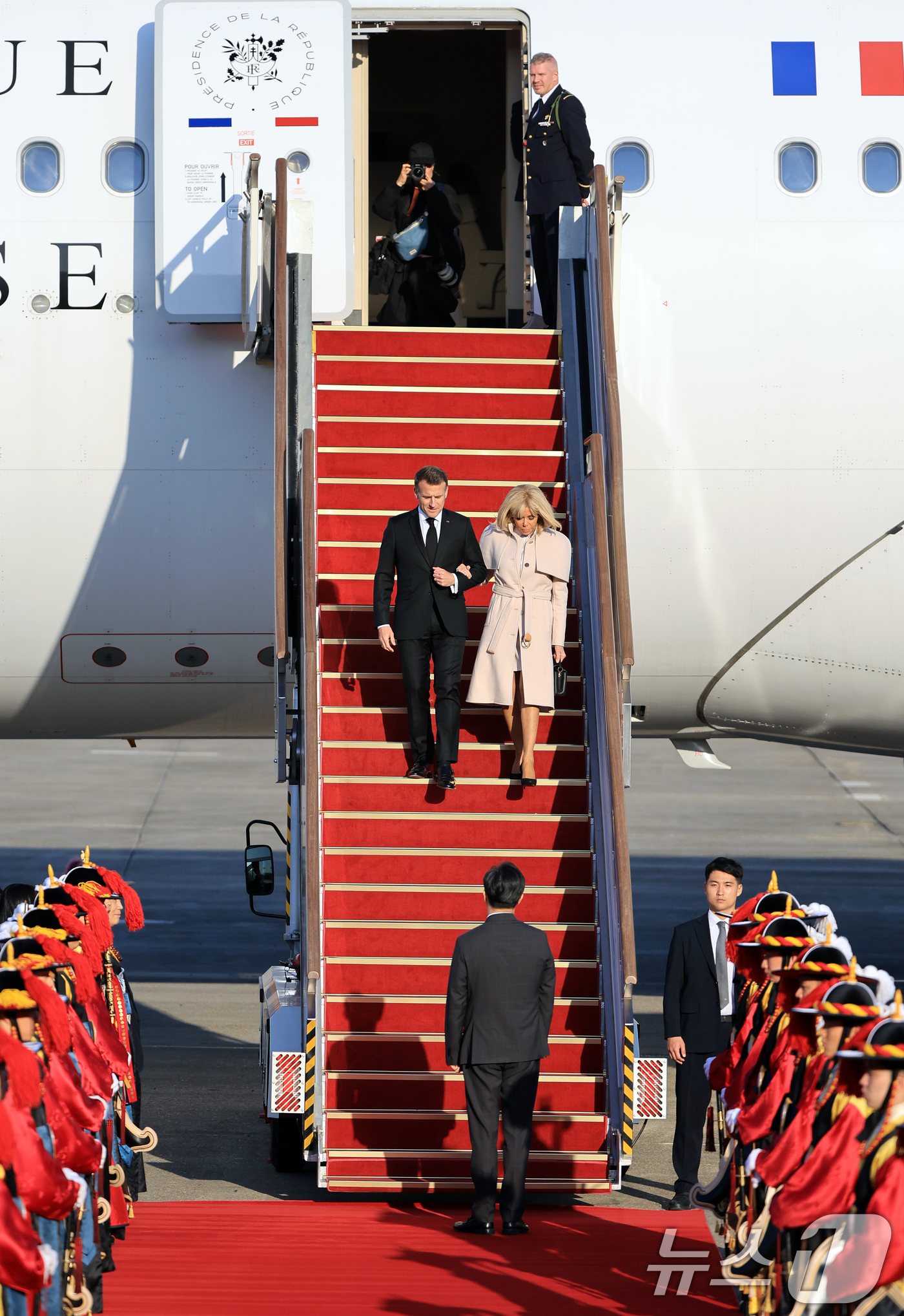 (성남=뉴스1) 이호윤 기자 = 에마뉘엘 마크롱 프랑스 대통령과 브리지트 마크롱 여사가 2일 경기 성남시 서울공항을 통해 방한, 전용기에서 내리고 있다.마크롱 대통령은 오는 3일 …