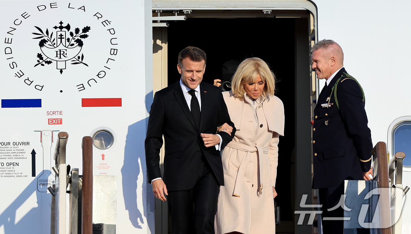 (성남=뉴스1) 이호윤 기자 = 에마뉘엘 마크롱 프랑스 대통령과 브리지트 마크롱 여사가 2일 경기 성남시 서울공항을 통해 방한, 전용기에서 내리고 있다.마크롱 대통령은 오는 3일 …