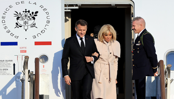 프랑스 대통령 11년 만의 방한, 전용기에서 내리는 마크롱 부부