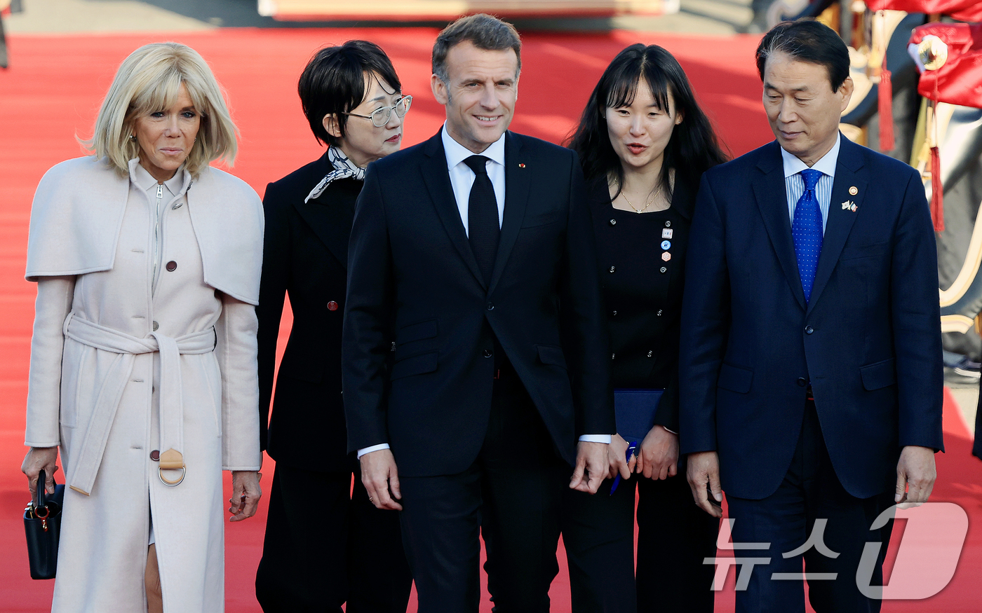 (성남=뉴스1) 이호윤 기자 = 에마뉘엘 마크롱 프랑스 대통령과 브리지트 마크롱 여사가 2일 경기 성남시 서울공항을 통해 방한, 권오을 국가보훈부 장관과 이동하고 있다.마크롱 대통 …