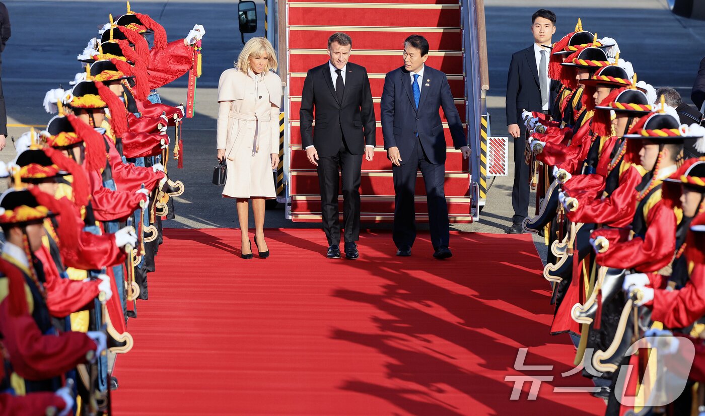 본문 이미지 - 에마뉘엘 마크롱 프랑스 대통령과 브리지트 마크롱 여사가 2일 경기 성남시 서울공항을 통해 방한, 권오을 국가보훈부 장관과 이동하고 있다. 마크롱 대통령은 오는 3일 이재명 대통령과 정상회담, 국빈 오찬 등의 일정을 진행할 예정이다. 2026.4.2 ⓒ 뉴스1 이호윤 기자