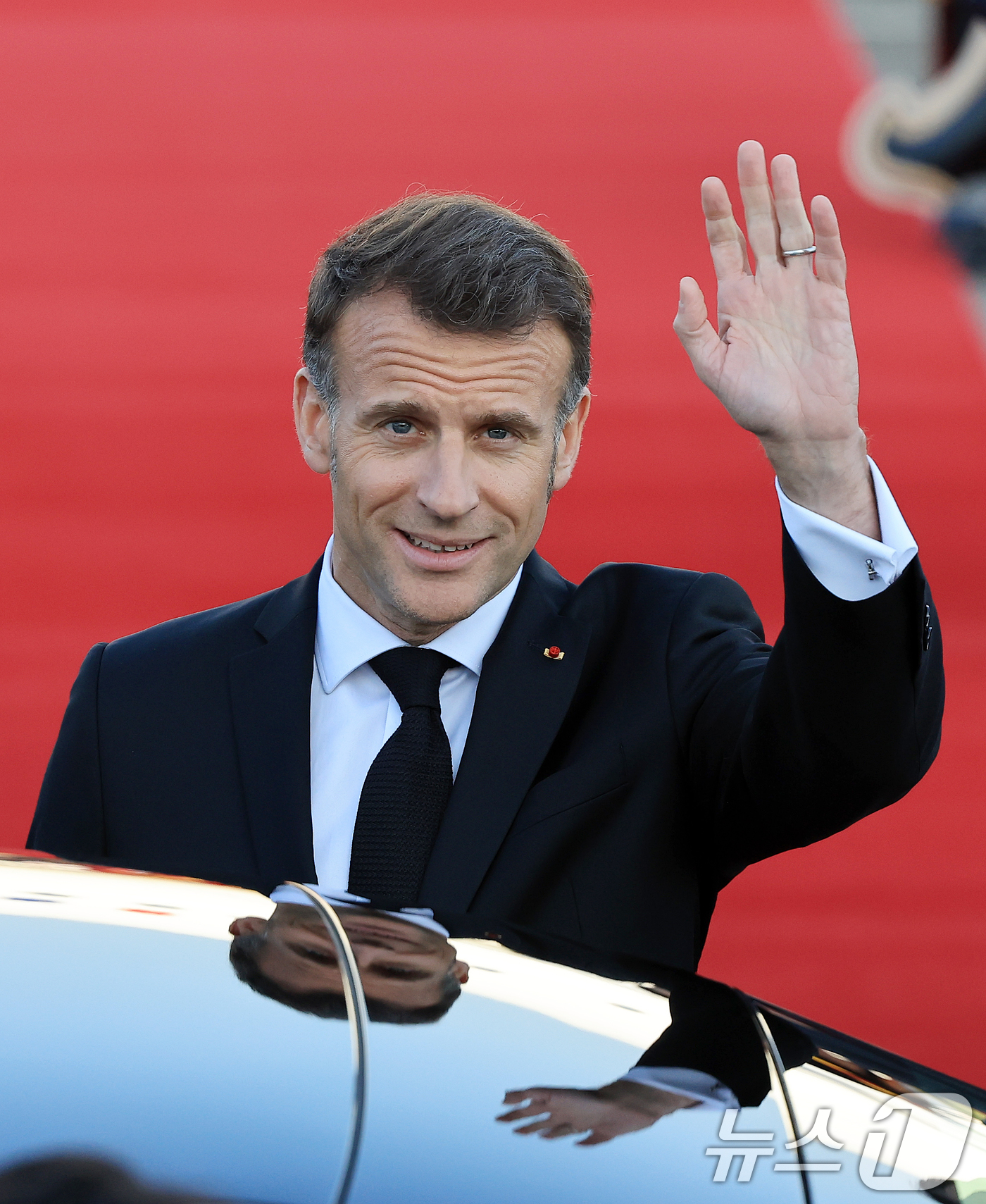 (성남=뉴스1) 이호윤 기자 = 에마뉘엘 마크롱 프랑스 대통령이 2일 경기 성남시 서울공항에 도착, 전용기에서 내려 손을 흔들고 있다.마크롱 대통령은 오는 3일 이재명 대통령과 정 …