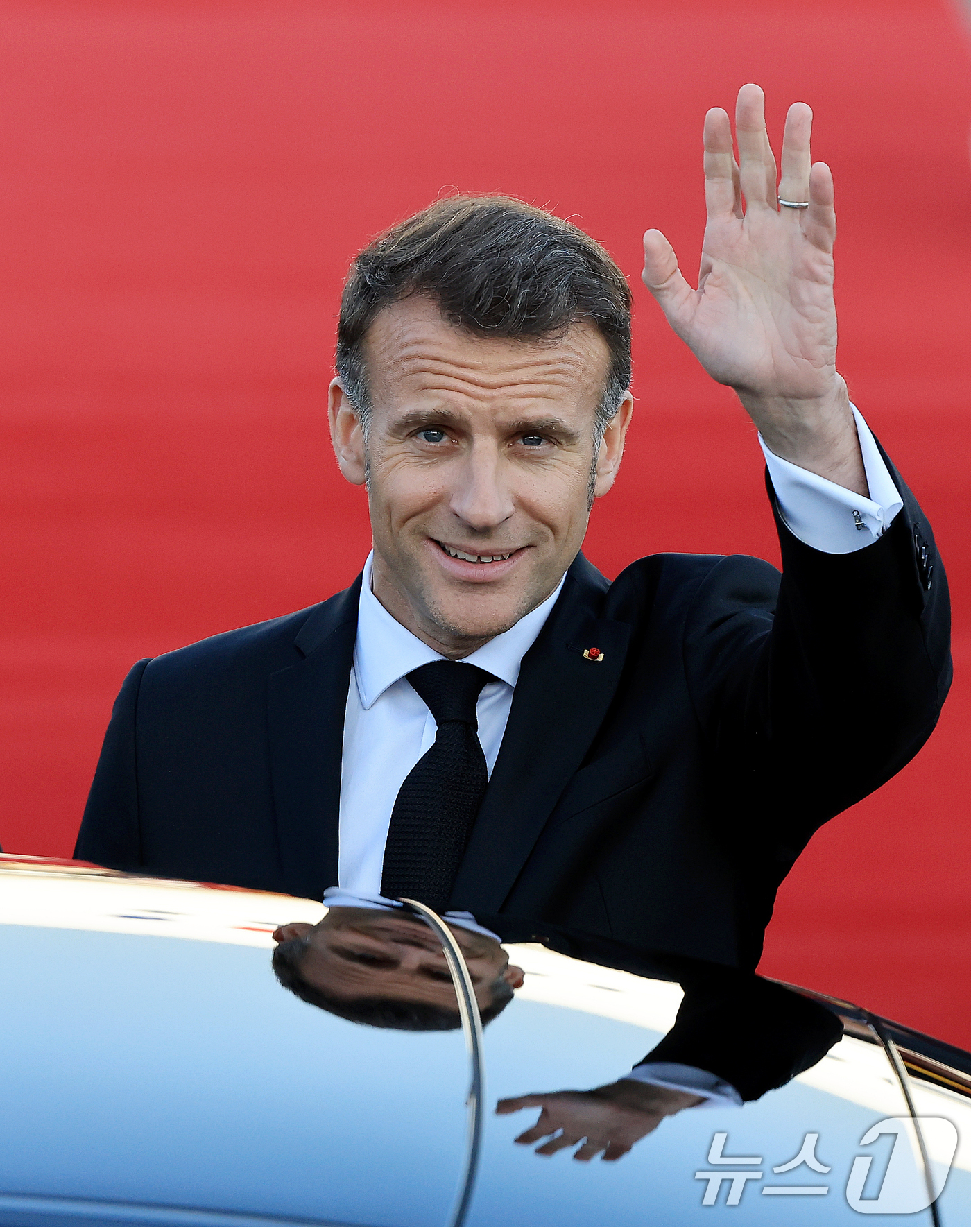 (성남=뉴스1) 이호윤 기자 = 에마뉘엘 마크롱 프랑스 대통령이 2일 경기 성남시 서울공항에 도착, 전용기에서 내려 손을 흔들고 있다.마크롱 대통령은 오는 3일 이재명 대통령과 정 …