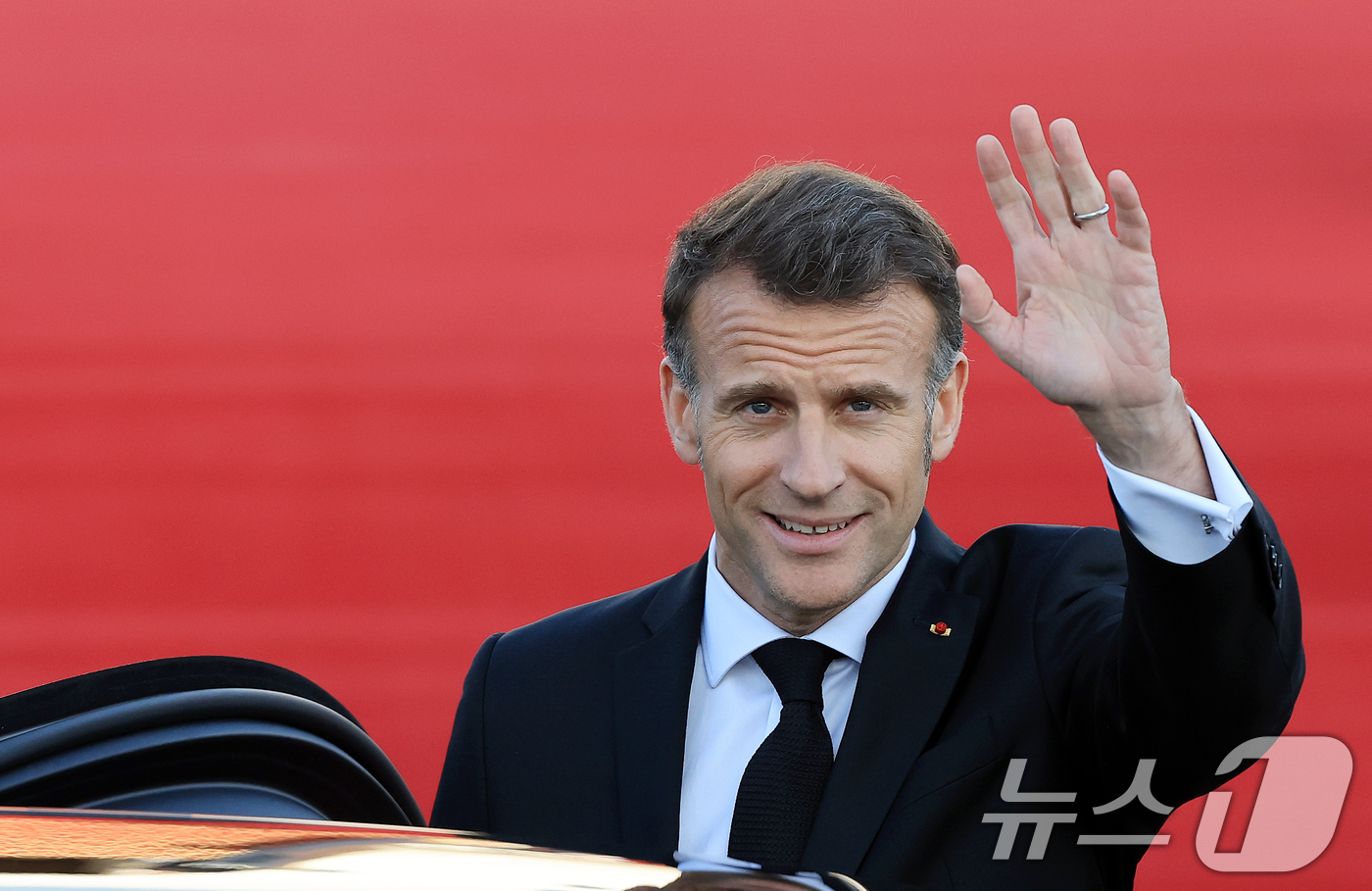 (성남=뉴스1) 이호윤 기자 = 에마뉘엘 마크롱 프랑스 대통령이 2일 경기 성남시 서울공항에 도착, 전용기에서 내려 손을 흔들고 있다.마크롱 대통령은 오는 3일 이재명 대통령과 정 …