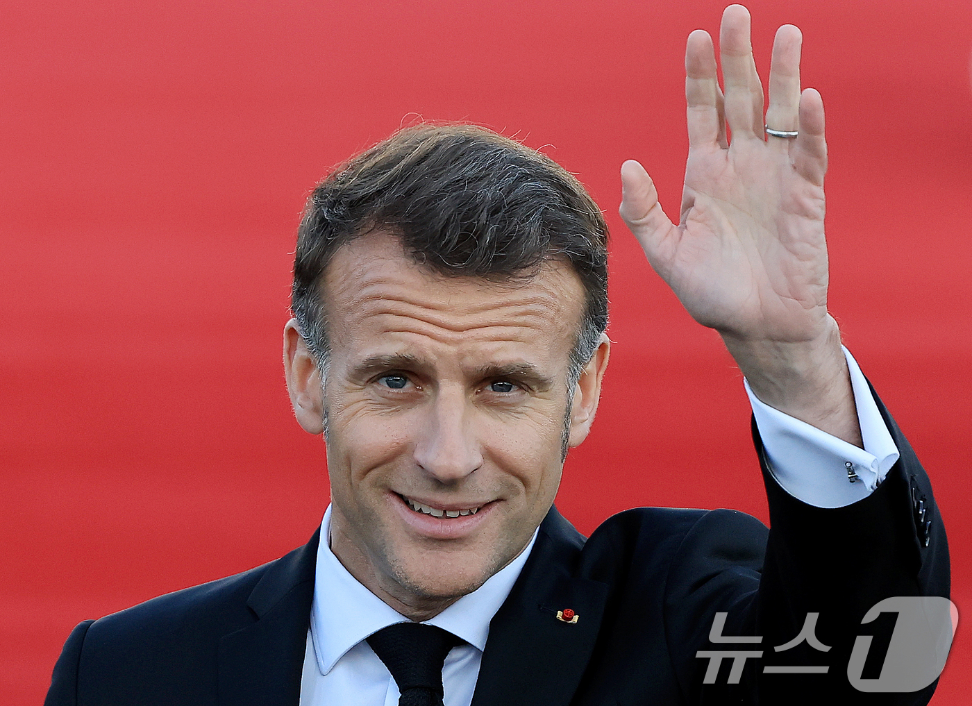 (성남=뉴스1) 이호윤 기자 = 에마뉘엘 마크롱 프랑스 대통령이 2일 경기 성남시 서울공항에 도착, 전용기에서 내려 손을 흔들고 있다.마크롱 대통령은 오는 3일 이재명 대통령과 정 …