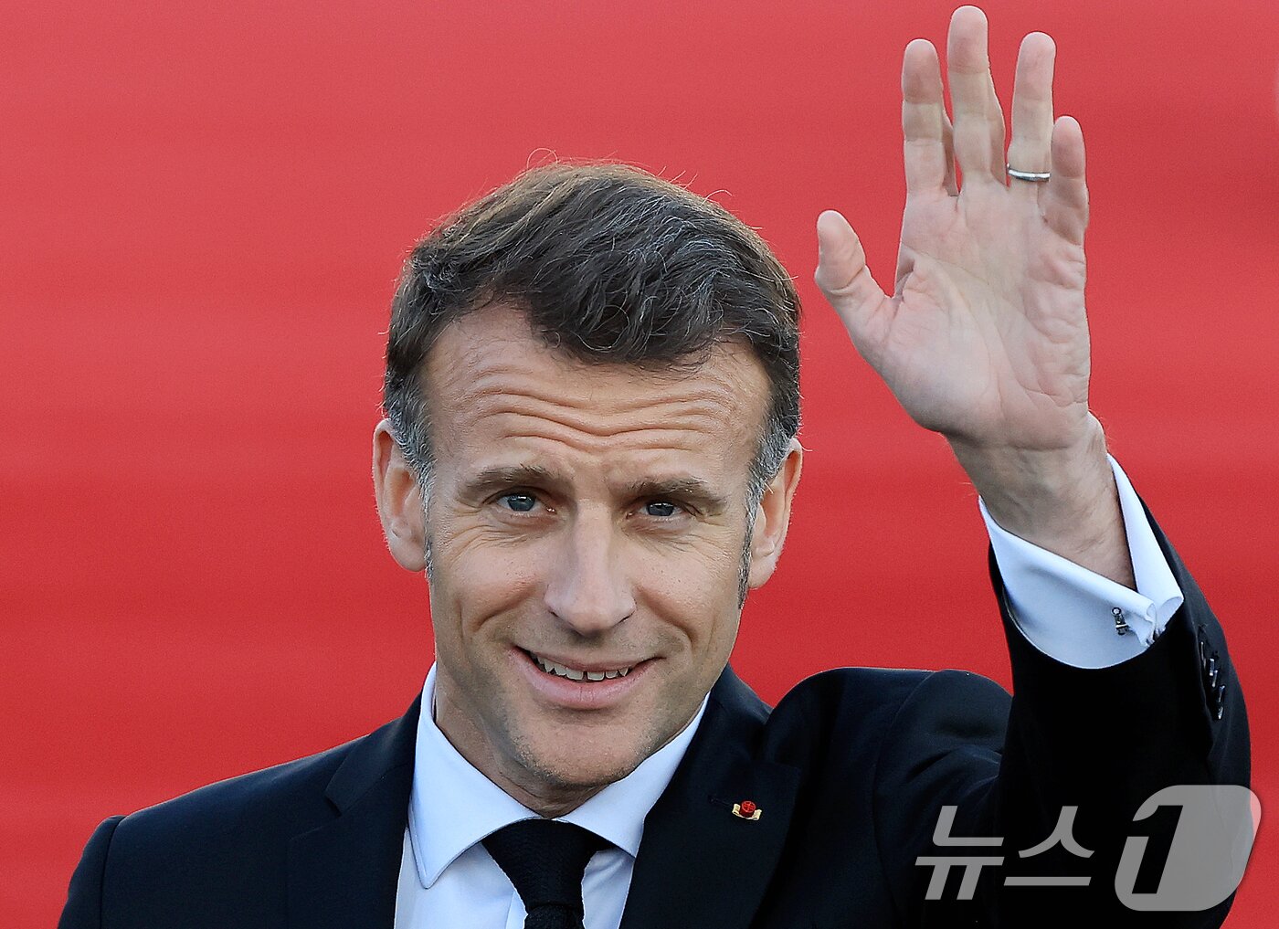 본문 이미지 - 에마뉘엘 마크롱 프랑스 대통령이 2일 경기 성남시 서울공항에 도착, 전용기에서 내려 손을 흔들고 있다. 마크롱 대통령은 오는 3일 이재명 대통령과 정상회담, 국빈 오찬 등의 일정을 진행할 예정이다. 2026.4.2 ⓒ 뉴스1 이호윤 기자