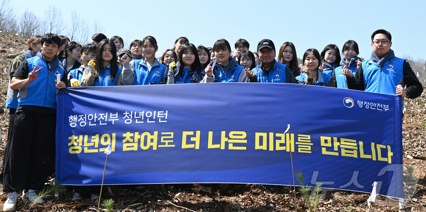 (서울=뉴스1) = 김광용 행정안전부 재난안전관리본부장이 2일 충남 서산시 일원에서 열린 '2026 행정안전부의 내일을 심다' 식목일 행사에 참여해 청년 인턴들과 나무심기를 마친 …